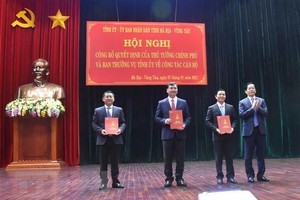 Bí thư Tỉnh ủy Bà Rịa-Vũng Tàu Phạm Viết Thanh trao quyết định cho ông Nguyễn Công Vinh (đứng giữa). (Ảnh: Đoàn Mạnh Dương/TTXVN).