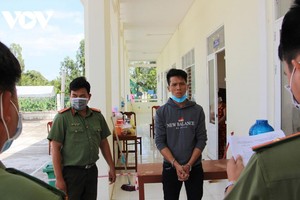 Công an đọc lệnh bắt giam đối với Lê Văn Dinh.