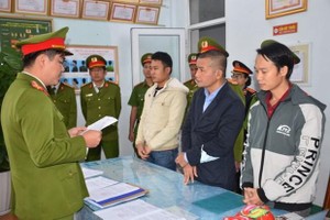 Tống đạt các quyết định khởi tố bị can và bắt tam giam 3 đối tượng Nguyễn Tấn Bá, Lương Thanh Trung và Nguyễn Văn Sơn. (Nguồn: BHXH Việt Nam).