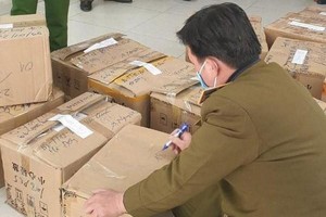 Lực lượng chức năng niêm phòng số đồng hồ thu giữ. (Nguồn: baohanoimoi.com.vn).