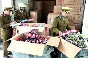 Trong số hàng hóa bị phát hiện, bắt giữ, có hơn 18.700 đơn vị sản phẩm đồ chơi trẻ em không gắn dấu hợp quy, không có giấy tờ chứng minh tính hợp pháp của hàng hóa. (Ảnh: TTXVN phát).