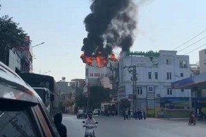 Cháy lớn tại 1 nhà cao tầng, số 334, tổ 41, khu 4, phường Cao Thắng, thành phố Hạ Long, tỉnh Quảng Ninh.