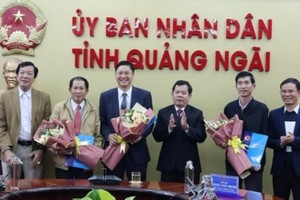 UBND tỉnh Quảng Ngãi công bố các quyết định về công tác cán bộ.