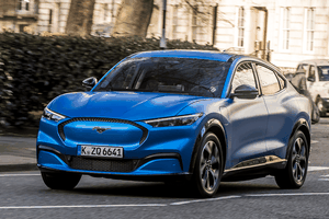 Mẫu xe điện Mustang Mach E giành giải SUV của năm.