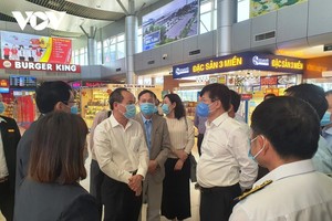 Đoàn công tác Ban chỉ đạo Quốc gia phòng chống dịch Covid-19 kiểm tra tại sân bay Cam Ranh.