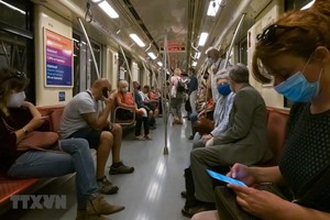 Người dân đeo khẩu trang phòng lây nhiễm COVID-19 trên tàu điện ngầm ở Budapest, Hungary. (Ảnh: THX/TTXVN).