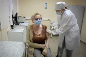 Tiêm chủng vắcxin Sputnik V phòng COVID-19 tại Moskva, Nga, ngày 30/12/2020. (Ảnh: AFP/TTXVN).