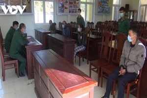 Bộ đội biên phòng tỉnh Quảng Trị lấy lời khai những người nhập cảnh trái phép.