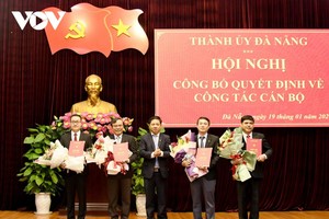 Ông Lương Nguyễn Minh Triết, Phó Bí thư Thường trực Thành ủy Đà Nẵng trao Quyết định và tặng hoa chúc mừng các thành viên được bổ nhiệm giữ chức vụ mới.