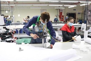 Sản xuất hàng may xuất khẩu. (Ảnh: Hoàng Nguyên/TTXVN).