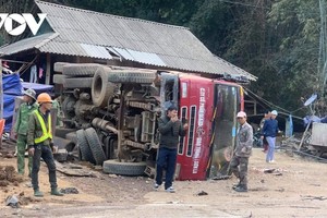 Vụ tai nạn khiến 3 chiếc xe bị hư hỏng nặng; giao thông trên Quốc lộ 6 ách tắc trong hơn 1 giờ đồng hồ.