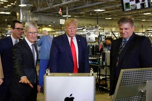 Tiết lộ món quà trị giá 5.999 USD Tim Cook dành tặng ông Trump
