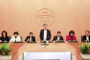Phó Chủ tịch UBND Thành phố Hà Nội Chử Xuân Dũng yêu cầu xử phạt nghiêm các đơn vị không thực hiện nghiêm các biện pháp phòng dịch tối thiểu.