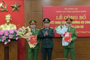 Đại tá Nguyễn Hải Phong (bên phải) tại lễ công bố quyết định.