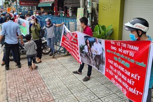 Khách hàng căng băng-rôn tố công ty lừa đảo và đòi lại tiền.