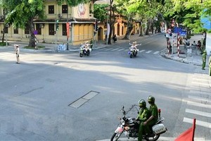 Lực lượng Cảnh sát giao thông của Cục Cảnh sát giao thông triển khai phân luồng giao thông từ xa, phòng ngừa ùn tắc giao thông phục vụ Đại hội Đại biểu toàn quốc lần thứ XIII của Đảng trên tuyến phố của Hà Nội. (Nguồn: TTXVN phát).