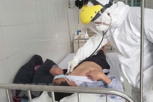 Điều trị cho một bệnh nhân mắc COVID-19. (Ảnh: TTXVN).