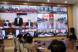 Bí thư Tỉnh ủy Quảng Ninh Nguyễn Xuân Ký chủ trì từ đầu cầu Hà Nội. (Ảnh: Văn Đức/TTXVN).