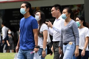 Nhân viên văn phòng Singapore thời Covid-19. Ảnh: AFP.