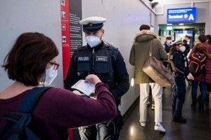 Cảnh sát Đức kiểm tra nhập cảnh trong bối cảnh Covid-19. Ảnh: DW.