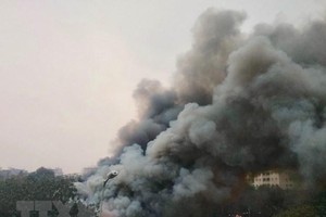 Đám cháy tạo ra cột khói đen bốc cao hàng chục mét. (Ảnh: Nguyễn Thắng/TTXVN).