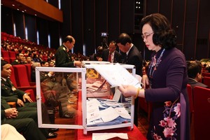 Các thành viên Ban Kiểm phiếu làm nhiệm vụ sau khi Đại hội hoàn thành việc bỏ phiếu.