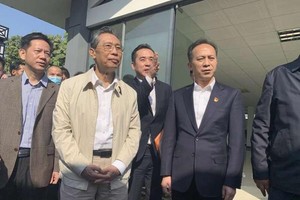 Ông Chung Nam Sơn (áo khoác sáng màu). Ảnh: Báo Thanh niên Trung Quốc.