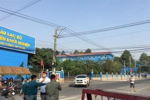 Phong tỏa Trường Đại học Thủ Dầu Một, nơi sinh viên N.T.M.A theo học. (Ảnh: Văn Hướng/TTXVN).