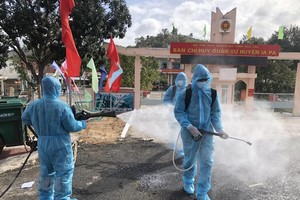 Lực lượng quân đội thuộc Tiểu đoàn Hoá học số 21, Quân đoàn 3 tiến hành phun dung dịch khử khuẩn tại thị xã Ayun Pa và Ia Pa. (Ảnh: Quang Thái/TTXVN).