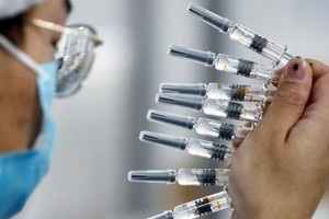 Một nhân viên kiểm tra chất lượng vắc xin Covid-19 của công ty Sinovac. (Ảnh: Reuters).