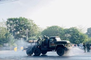 Bộ Tư lệnh Quân đoàn 4 ra quân phun khử khuẩn, làm sạch khuôn viên Trường Đại học Thủ Dầu Một. (Ảnh: TTXVN).