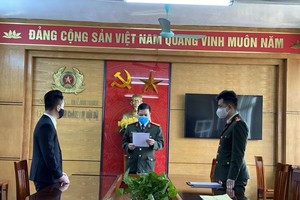 Do đưa thông tin, hình ảnh không đúng sự thật lên mạng xã hội, N.Đ.G. (trái) bị phạt số tiền 7,5 triệu đồng. (ảnh công an cung cấp).