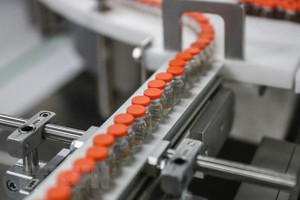 Dây chuyền sản xuất vaccine ngừa COVID-19 của Sinovac tại Bắc Kinh, Trung Quốc ngày 23/12/2020. (Ảnh: THX/TTXVN).