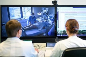 Các bác sĩ điều trị trực tuyến cho bệnh nhân COVID-19 tại bệnh viện ở Aachen, miền Tây Đức ngày 20/1/2021. (Ảnh: AFP/TTXVN).