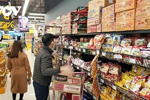 Nhu cầu mua sắm hàng hóa Tết có phần tăng cao trong những ngày cận Tết.