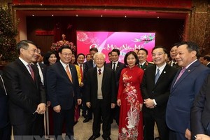 Tổng Bí thư, Chủ tịch nước Nguyễn Phú Trọng với các đại biểu tại Thành uỷ Hà Nội. (Ảnh : Trí Dũng/TTXVN).