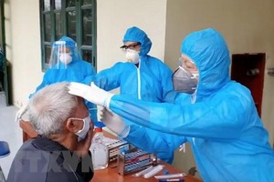 Lấy mẫu xét nghiệm của người dân. (Ảnh: Đinh Tuấn/TTXVN).