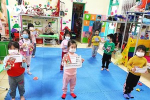 Các cháu mầm non Bạch Đằng nhận mừng tuổi trong khu cách ly.