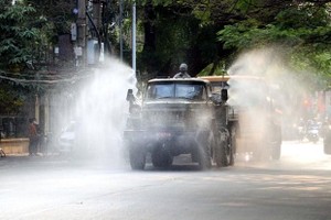 Hình ảnh phun khử trùng trên các tuyến phố của thành phố Hải Phòng hôm 29/1. (Ảnh: Hoàng Ngọc/TTXVN).