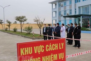 Đoàn công tác kiểm tra công tác phòng, chống dịch COVID-19 tại Trung tâm Y tế huyện Lương Tài, tỉnh Bắc Ninh. (Ảnh: Đinh Văn Nhiều/TTXVN).