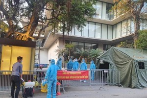 Các lực lượng thực hiện phong toả khách sạn Somerset Westpoint. (Ảnh: Chinhphu.vn).