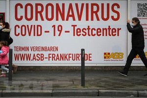 Một điểm điểm xét nghiệm nhanh COVID-19 tại Frankfurt, Đức. (Ảnh: THX/TTXVN).