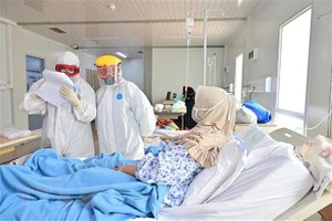 Điều trị cho bệnh nhân nhiễm COVID-19 tại Jakarta, Indonesia. (Ảnh: AFP/TTXVN).