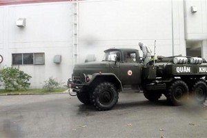 Lực lượng chức năng phun khử khuẩn tại Cẩm Giàng. (Ảnh: TTXVN phát).