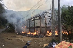 Ngôi nhà sàn 3 gian bị cháy rụi làm đường cáp viễn thông phục vụ các xã phía tây huyện Văn Bàn bị dừng hoạt động (Ảnh Đài TTTH huyện Văn Bàn).