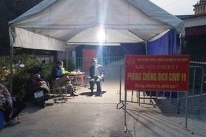 Lực lượng chức năng tiến hành thiết lập vùng cách ly y tế tạm thời, phong tỏa khu vực có ca nghi nhiễm SARS-CoV-2 tại phường Ái Quốc (Ảnh: Đài Phát thanh TP Hải Dương).