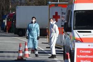 Một điểm xét nghiệm COVID-19 ở Kiefersfelden gần biên giới Đức và Áo, ngày 14/2 vừa qua. (Ảnh: AFP/TTXVN).