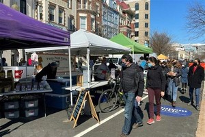 Người dân đeo khẩu trang phòng lây nhiễm COVID-19 tại một khu chợ ở Washington, DC, Mỹ, ngày 21/2/2021. (Ảnh: AFP/TTXVN).