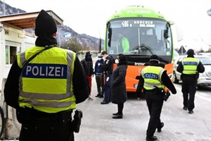 Cảnh sát Đức kiểm tra khu vực biên giới tiếp giáp với vùng Tyrol của Áo. Ảnh: DW.