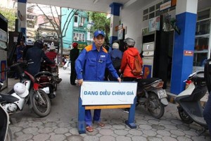 Một trong những cửa hàng của Petrolimex chuẩn bị điều chỉnh giá xăng, dầu theo giá niêm yết mới. (Ảnh: Đức Duy/Vietnam+).